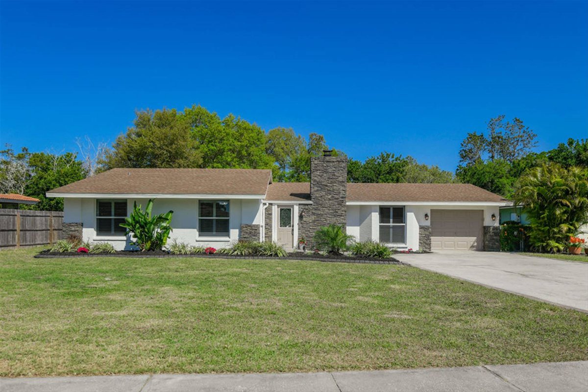 ADDvantage's tweet image. Four bedroom, three bathroom rare Gulf Gate home on nearly 1/2 peaceful acres, six minutes from Siesta Beach! #homeforsale #sarasota #floridarealestate ow.ly/ukHk50DXscS
