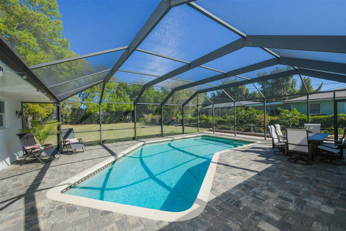 ADDvantage's tweet image. Four bedroom, three bathroom rare Gulf Gate home on nearly 1/2 peaceful acres, six minutes from Siesta Beach! #homeforsale #sarasota #floridarealestate ow.ly/ukHk50DXscS