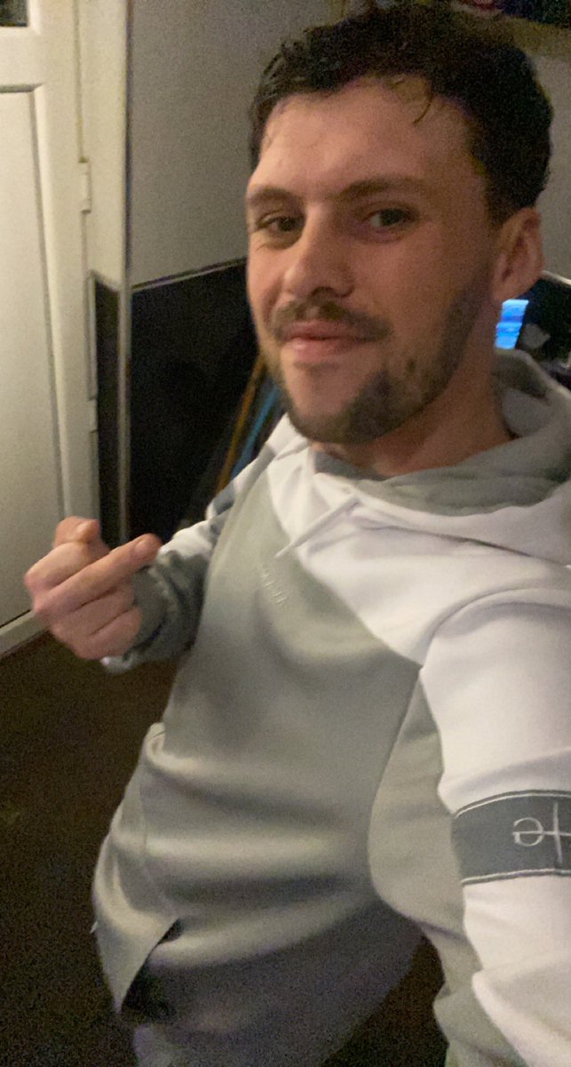 Igo_Pro's tweet photo. Middle finger to my week at work! Hello weekend my old pal, come give lordie a hug hahah https://t.co/9reiZSIWhN