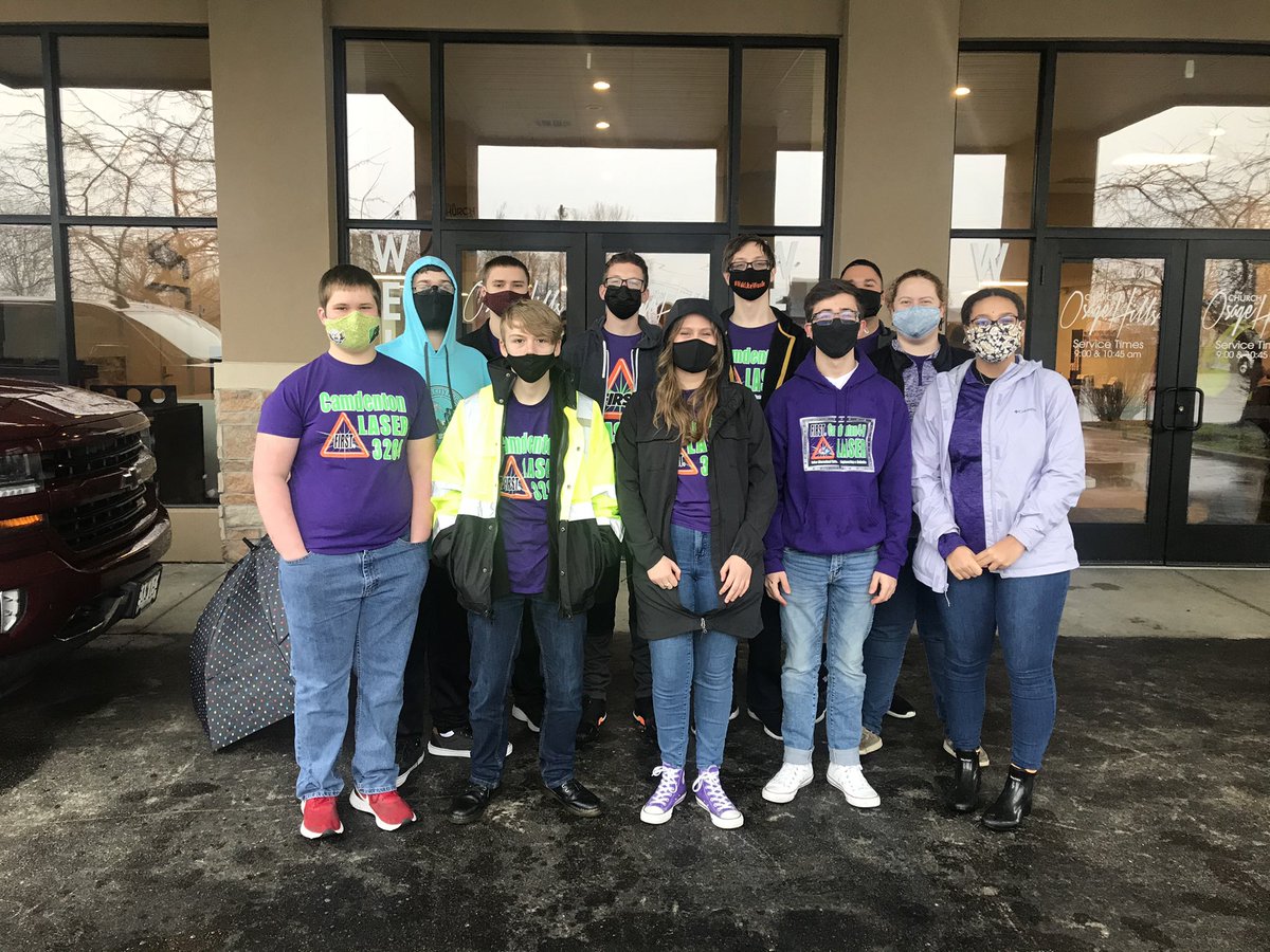 LASER3284's tweet photo. This group of team members gave up their day off of school and volunteered at the mobile food bank today in the pouring rain. #GraciousProfessionals #HelpingYourCommunity #FIRSTweets https://t.co/yjCvyI9uRa