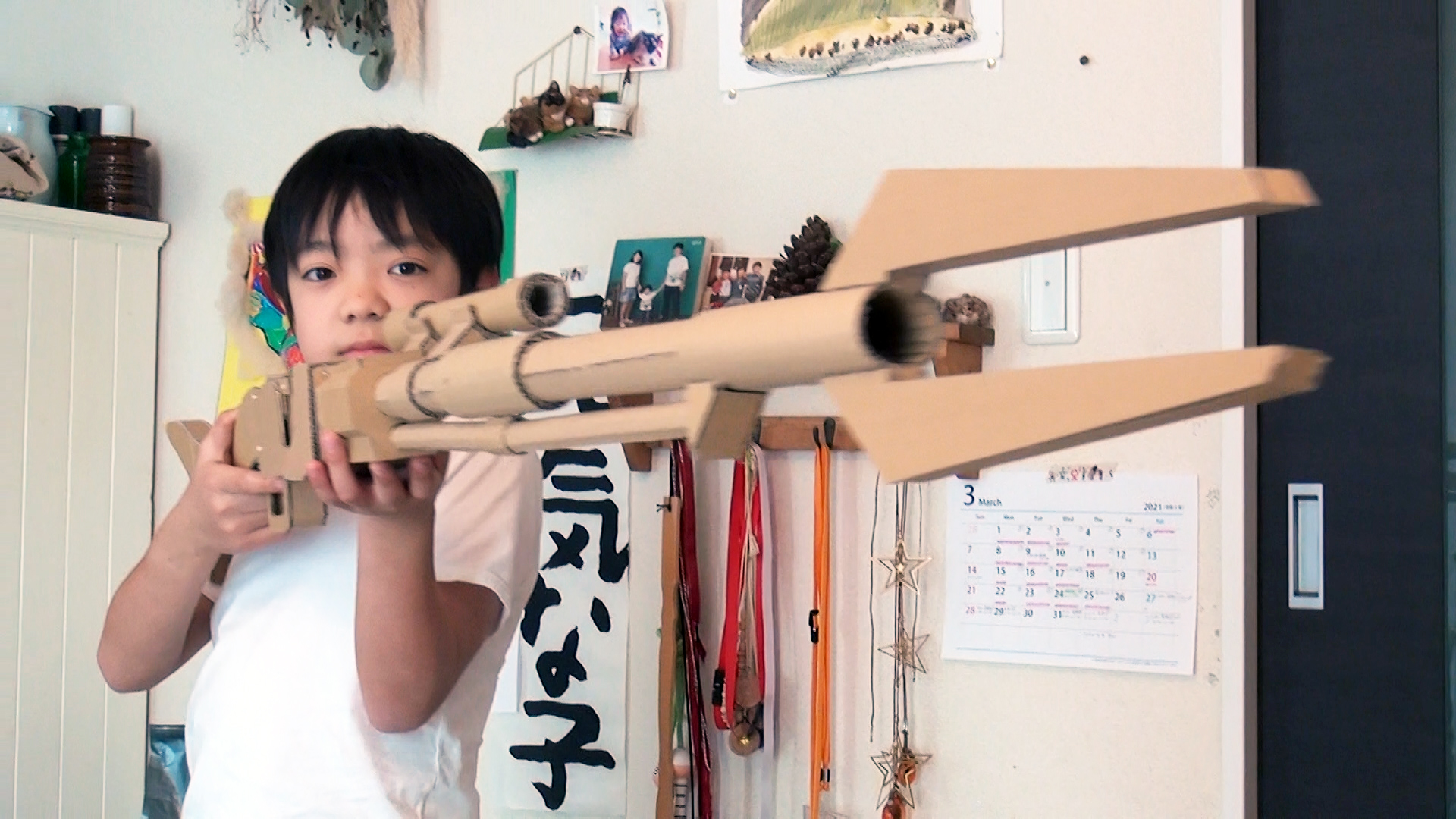 ようたろう おかあさん マンダロリアン アンバンスナイパーライフル作ったよ 弾丸も撃てる Mandalorian Amban Sniper Rifle By Cardboard Work This Can Shoot Bullets ダンボール工作 スターウォーズ マンダロリアン フォートナイト Cardboard