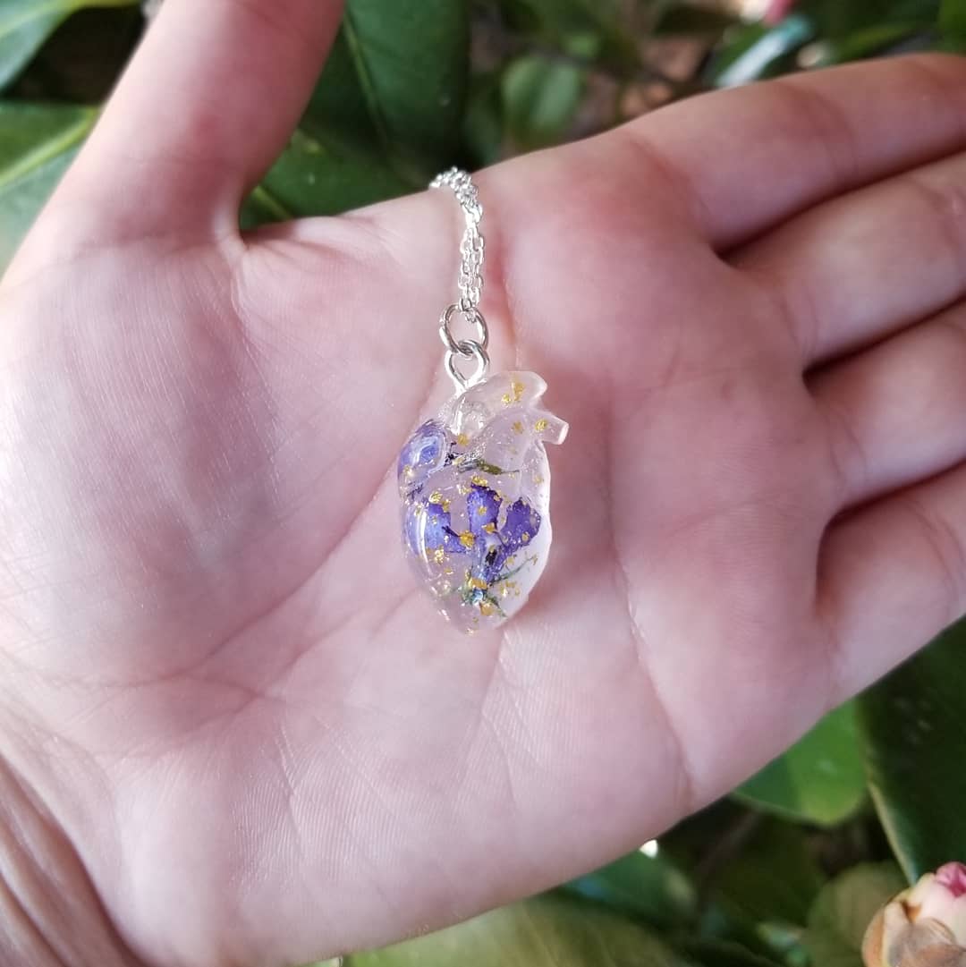 sawa75757's tweet photo. Color changing Anatomical heart necklace made with 24kt gold leaf and a hand picked & pressed lobelia flower✨
#SunActivated #FreeShipping https://t.co/WRvNOTyTE5