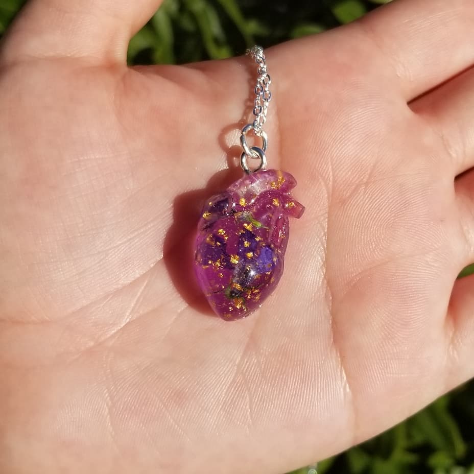 sawa75757's tweet photo. Color changing Anatomical heart necklace made with 24kt gold leaf and a hand picked & pressed lobelia flower✨
#SunActivated #FreeShipping https://t.co/WRvNOTyTE5