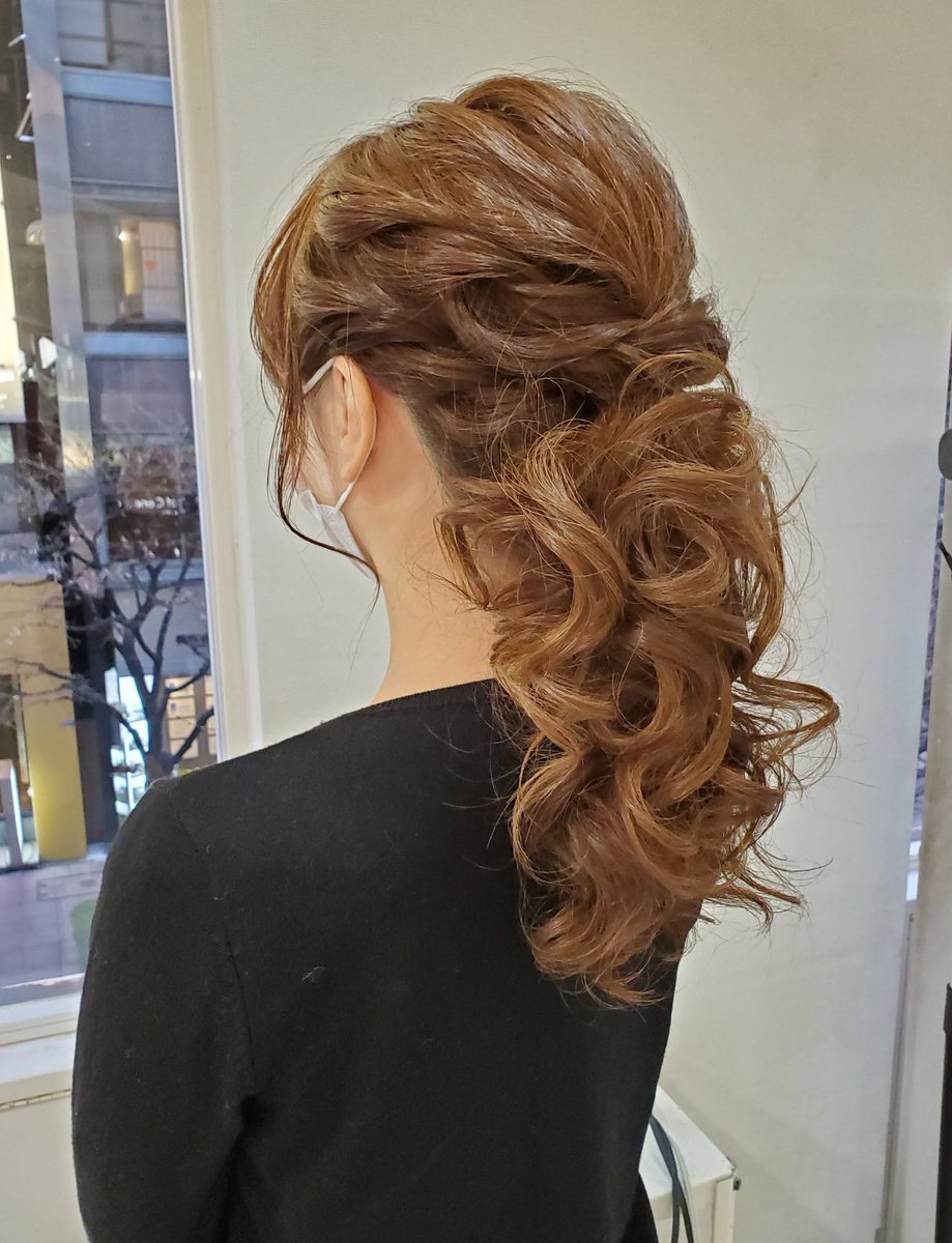 銀座フルハーツ 担当スタイリスト 小野律子 雨の日のお出かけにも安心なローポニーテール サイドを緩くネジって軽い仕上がりにしました お友達の結婚式ヘアにいかがですか 担当スタイリスト 小野 ローポニーテール 結婚式列席ヘア 可愛い 髪型 銀座