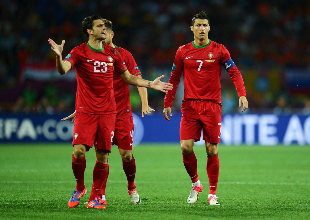 Ronaldo e Hélder Postiga:

⚽️ 5 Ballon D'Or
🏆 5 Liga dos Campeões 
👟 4 Botas de Ouro 
⭐ 7x Melhor Marcador da Champions

Respeitem a história 🐐 🤝🐐