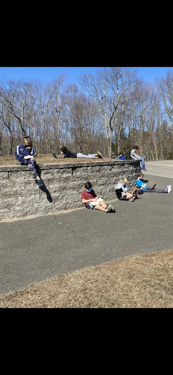 Tirozzi5's tweet photo. My 5th-grade students enjoyed some outdoor reading this afternoon!    #readingcommunity #getoutside #almostspring https://t.co/MAO7z9NaxT