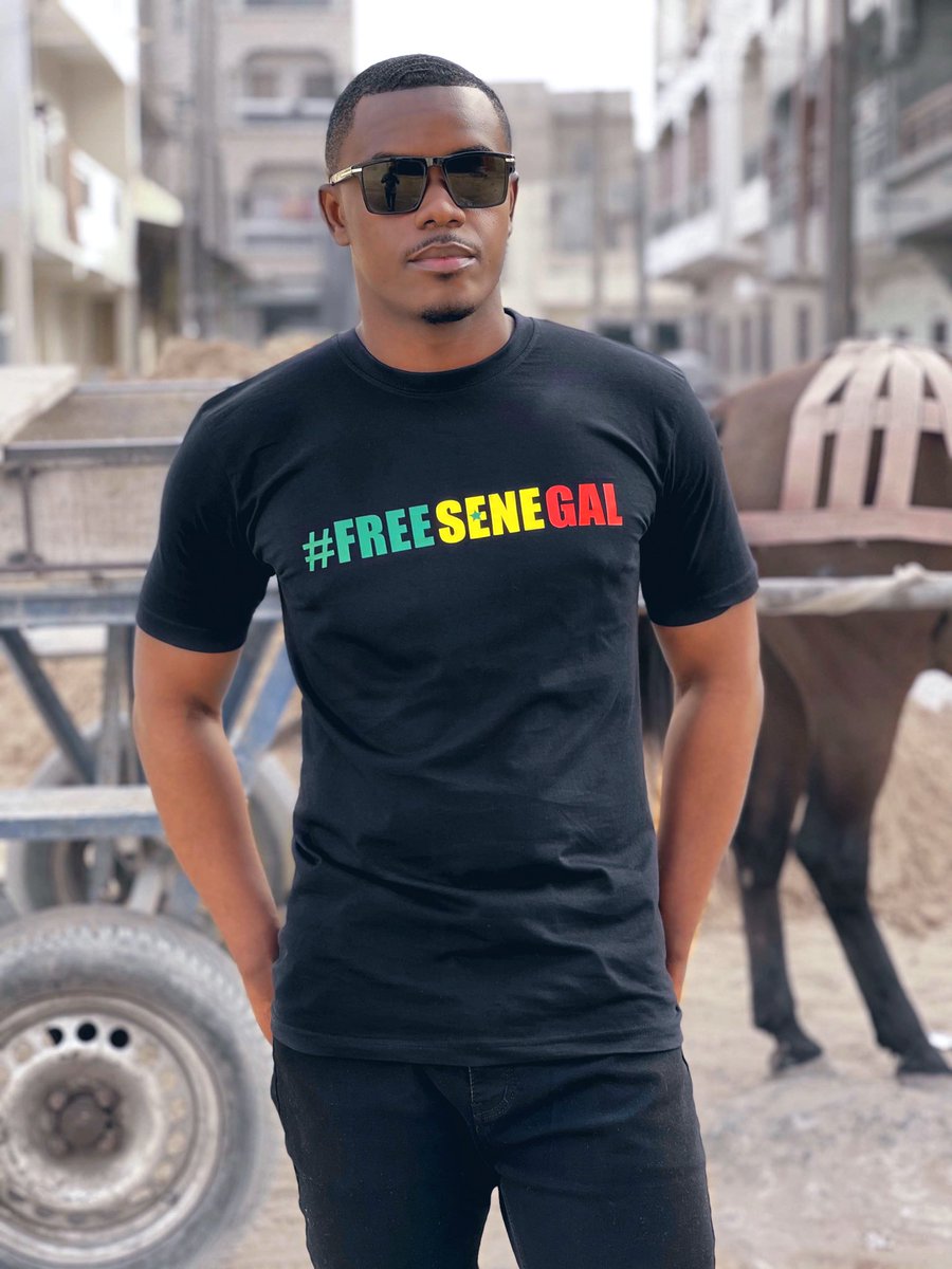 ibukandjoli's tweet image. J'ai réalisé ce T-shirt en la mémoire des personnes qui ont perdu la vie lors des derniers événements. Au moins, il ne sera pas effacé 😒

PS: Je ne le commercialise pas. Ça m'a coûté au total 6500F. So, si quelqu'un en veut, c'est à ce prix.

#FreeSenegal #FreeSenegal🇸🇳