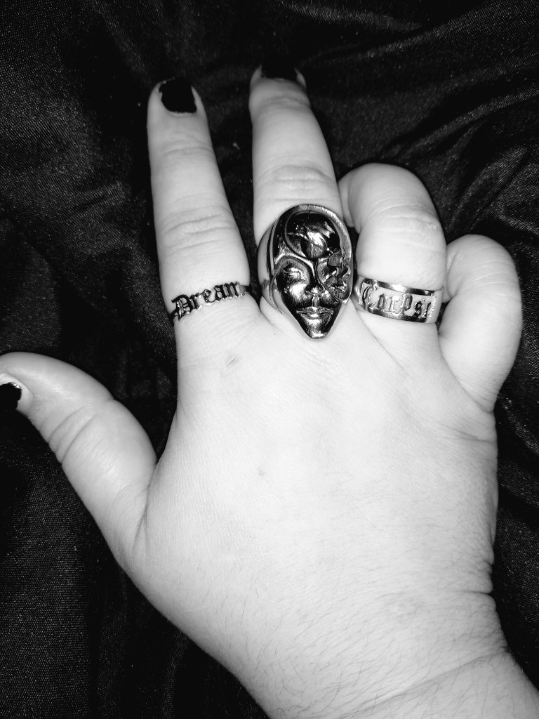corpsekitten707's tweet photo. #customjewlery
#CORPSE 
#dream 
#corpsetwt
#dreamtwt 
#onlyhands 
#incitechaos
#twitchstreamer
MY CORPSE RING CAME! 
AH! https://t.co/z5DgLjg0yc