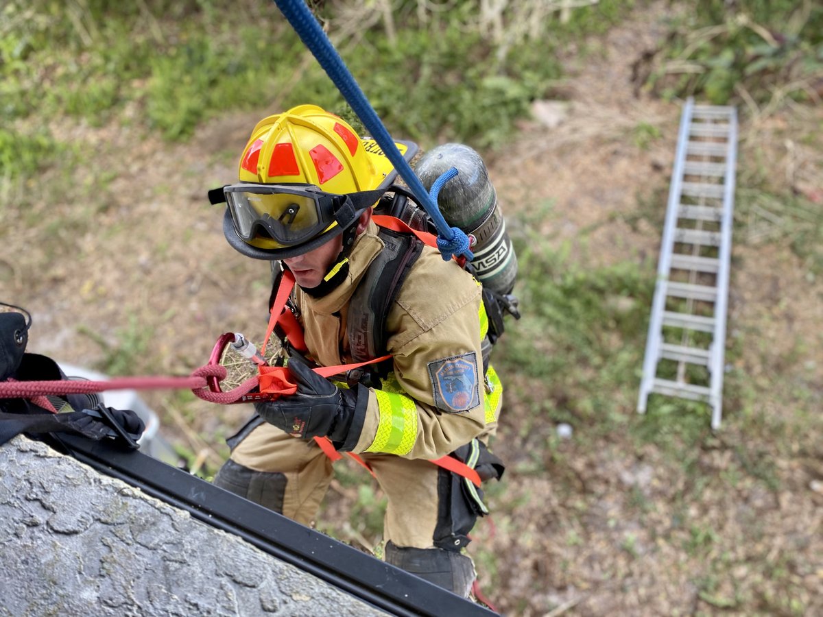 MartinCountyFR's tweet photo. #Week7 (hose line drills, confined space exercises, “bail-outs” and EMS rescue training) complete! 🔥🚒🔥

#Reminder: Catch #Class38 recruits walking the Veteran’s Memorial Bridge in gear btwn 3:30-5 pm on Friday  (weather &amp; schedule permitting) during #RecruitAcademy training! https://t.co/4XUjcLbF6S