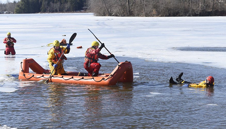 GPmedia_24's tweet photo. BRRR that’s cold... @HaltonHillsFD firefighters honed ice/cold water rescue skills in frigid water of Acton’s Fairy Lake.Crews rotated thru this wk, so all get the potentially lifesaving training.This time of year #noiceissafe , hypothermia can set-in within minutes.@ChiefRehill https://t.co/WbwJqu2kaG