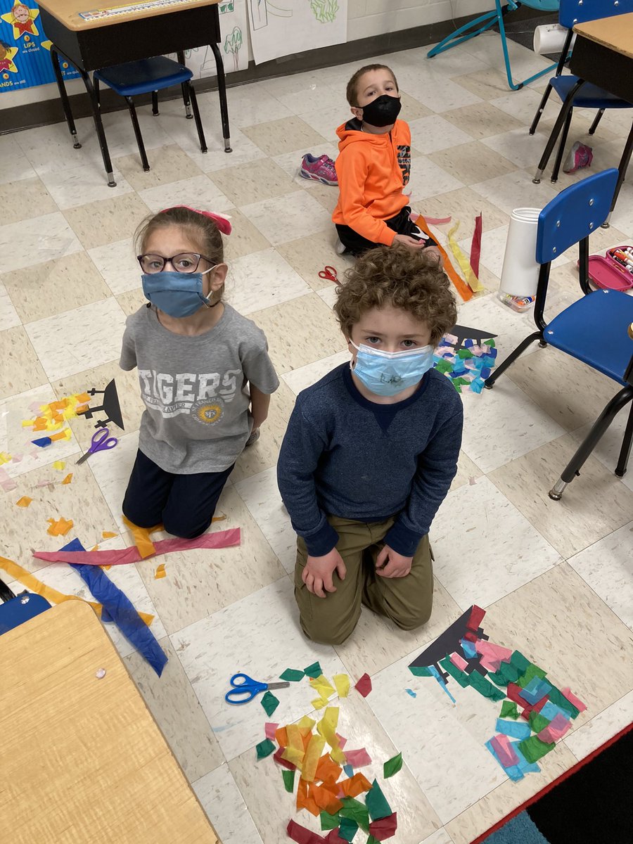 sfxtigers's tweet photo. Kindergarten worked on creating Calvary Hill stained glass windows today! #SFXTigerPride #1Faith1Family1SFX https://t.co/ftp117jk43