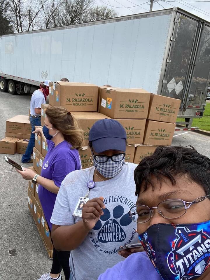 hassell_joey's tweet photo. Thank you @SavetheChildren for connecting @HaywoodSchools w/ @USDA’s #FarmerstoFamiliesFoodBoxes! It was a great day of distribution to our community. #youwinwithpeople @NoKidHungryTN @nokidhungry #readytodoitagain https://t.co/rnGkP1MSvi