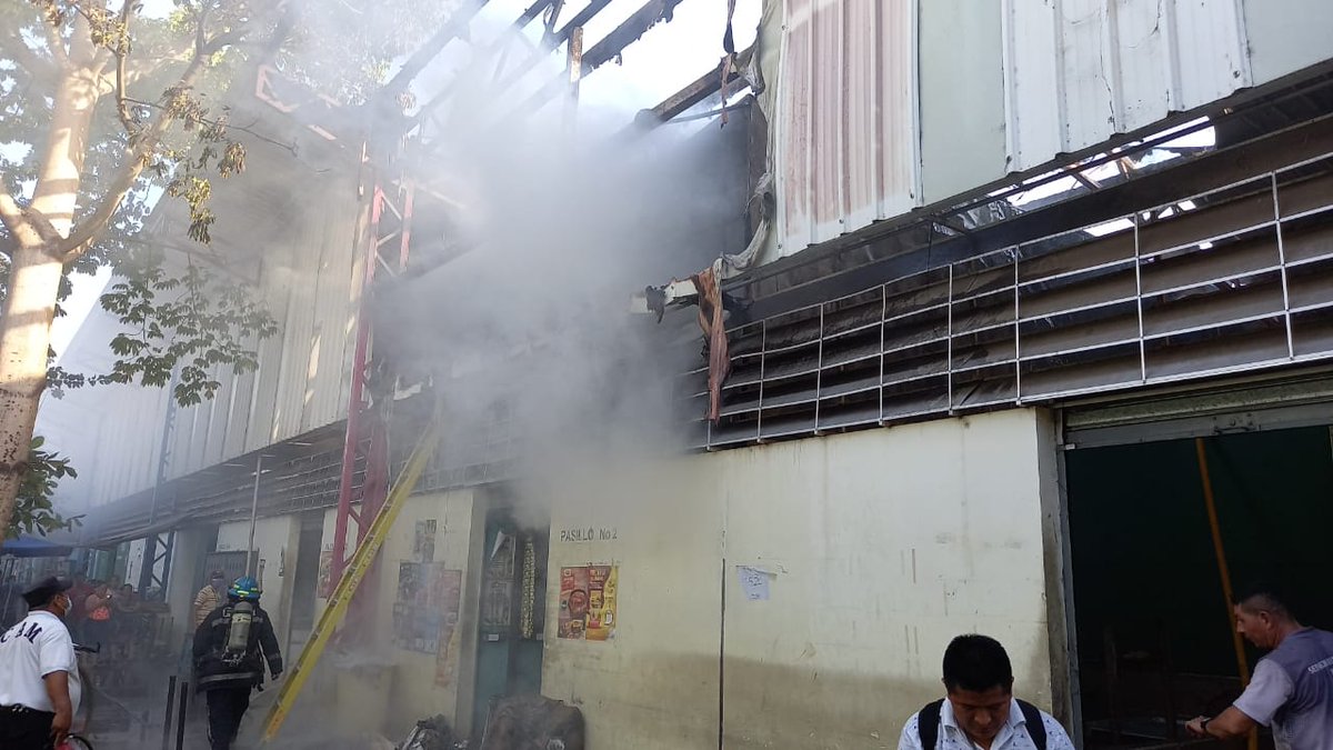 LPGDptos's tweet photo. Un incendio consumió esta tarde parte del mercado Megaplaza de #Sonsonte. El fuego ya fue controlado por bomberos. https://t.co/d9J71FHXnQ