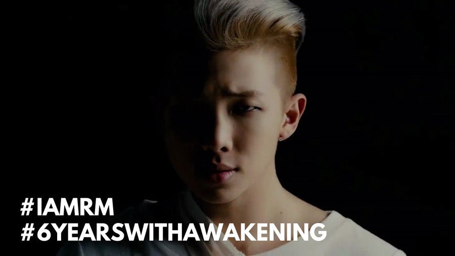 Univers_Bangtan's tweet photo. [📷] Trecho de ‘Awakening’, do Namjoon: 

“Toda noite dentro de mim eu tenho uma batalha interna 

meu coração bate, meus colegas me esfaqueiam nas costas 

enquanto dizem que eu virei um idiota por ter me juntado a uma companhia”

#6YearsWithAwakening 
#IamRM 

🐨| @BTS_twt https://t.co/g0CyvP55Lv