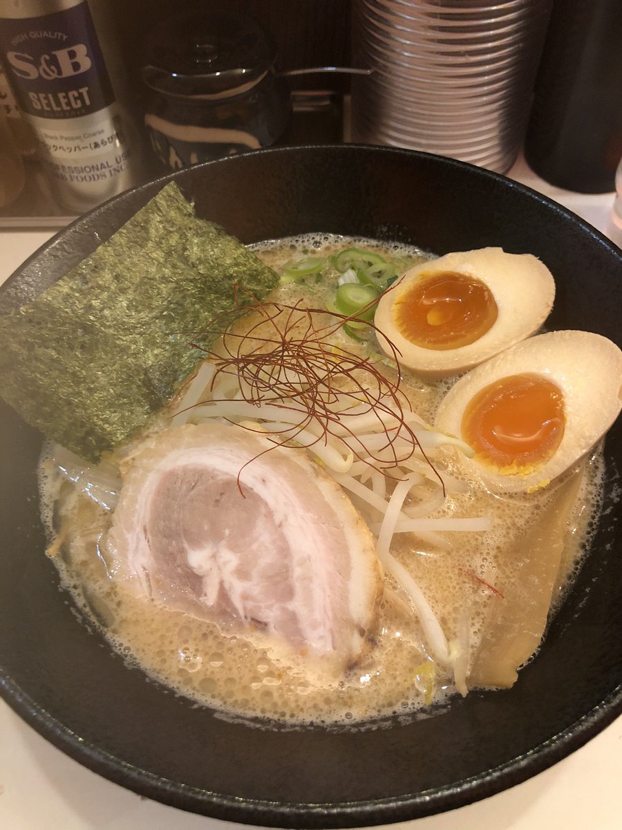 sutekisousuke's tweet photo. ラストの2杯🍜ブーファイターズ、まろやか豚骨と辛い麺の組み合わせ旨かった〜!結局白丼で止まれなかったので…黒丼ゲット!コンプ目指し3周目始まってます😇
#広島麺スタ21
#広島麺スタ21の5
#麺スター
#山椒屋
#BOOFIGHTERS https://t.co/pZngeOQHde