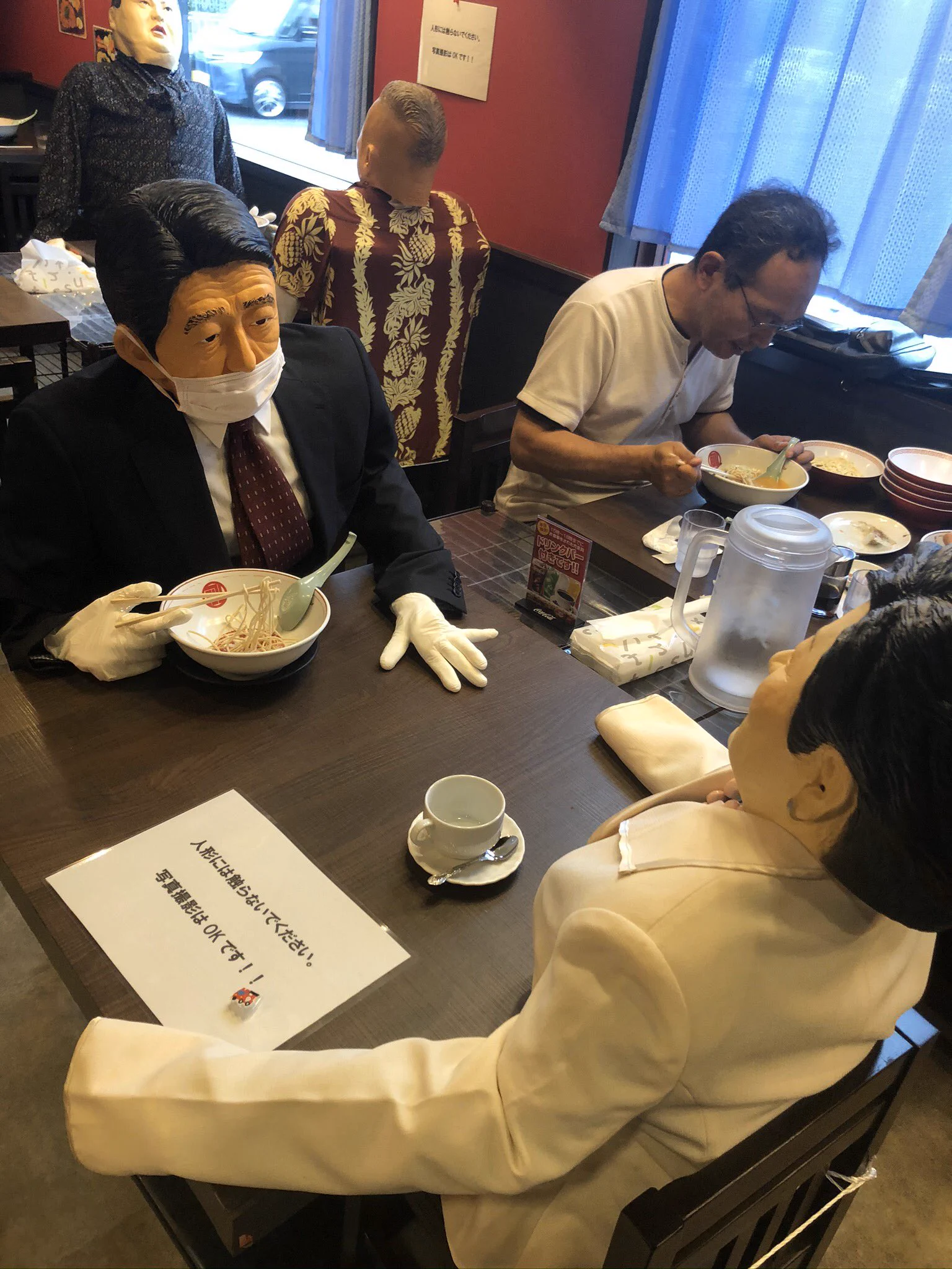 @tyomateee 日本のラーメン屋さんにはまつ子と安倍さんがいます笑 