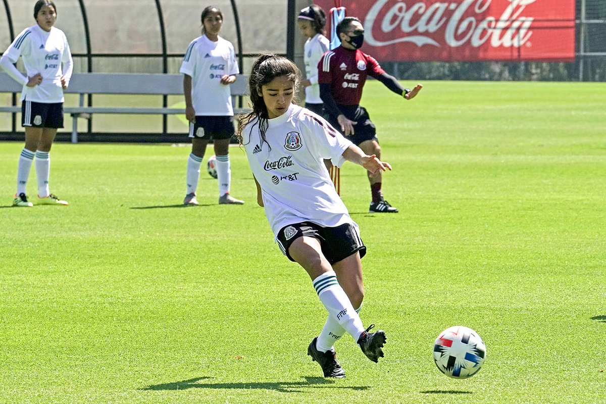 Miseleccionfem's tweet photo. #Sub15Fem | Así nos gusta pasar nuestros viernes; entrenando. 🇲🇽⚽😎

#TuCanchaLaEligesTú | #NuestroMomento https://t.co/qygJSTQItk