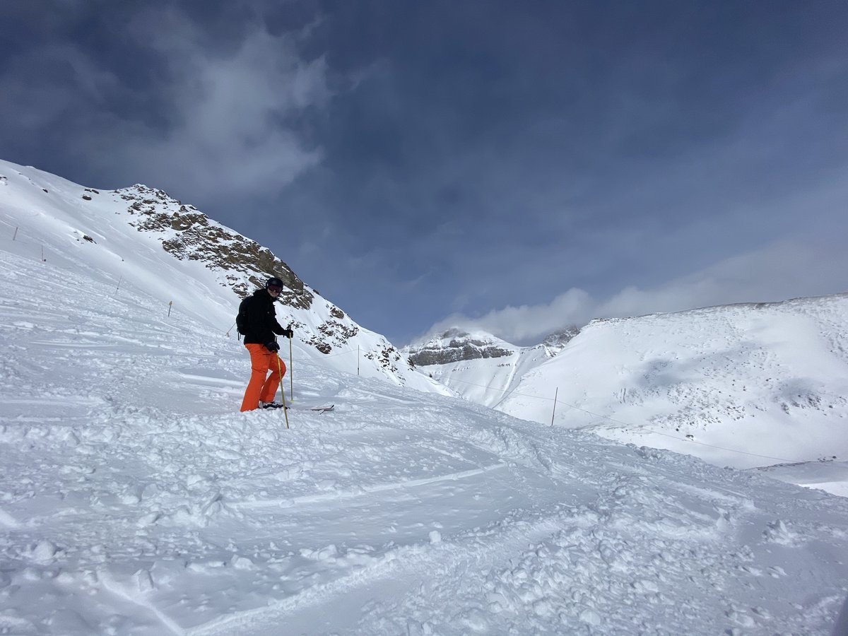 CanaltaLodge's tweet photo. When the 🌞 smiles on us and we get that bluebird sky, few things can compare to shredding @SkiLouise 

#justlakeit #skibig3 #banff #mybanff #canadianrockies #springskiing #ski #snowboard #winter #canadianrockies #banffnationalpark #snowdays #skiingislife

📸 tiffanylizee https://t.co/JWD8g5Zr2u