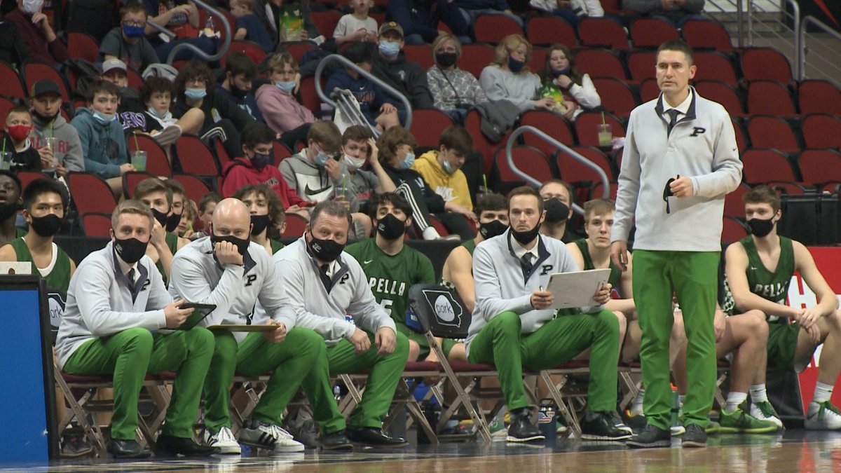 MarkFreundTV's tweet photo. The highly-coveted "Pants of the Tournament" award definitely goes to @PellaBasketball. #iahsbkb https://t.co/qDOkwg862c