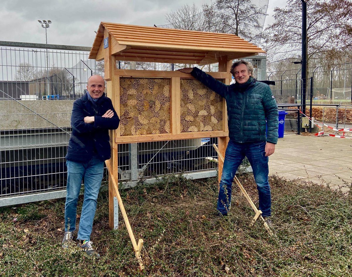 1/3 We staan bekend om ons blauwe hart. Sinds deze week heeft dat hart een groen randje. Dankzij sponsor Vivara Nederland, een specialist in nestkasten en voedersystemen, is het hele sportterrein aan de Laan van Maarschalkerweerd voorzien van 4 insectenhotels,