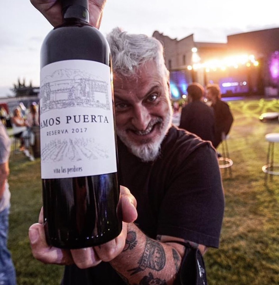 Vamoooooo!!! Excelente ... salio el nuevo vino de Cosquín “Damos puerta”!! Jujuju <a href="/LasPerdices1/">Viña Las Perdices</a> <a href="/Cosquin_Rock/">Cosquín Rock</a> 🔥✊🏽 <a href="/josedpalazzo/">jose palazzo</a>