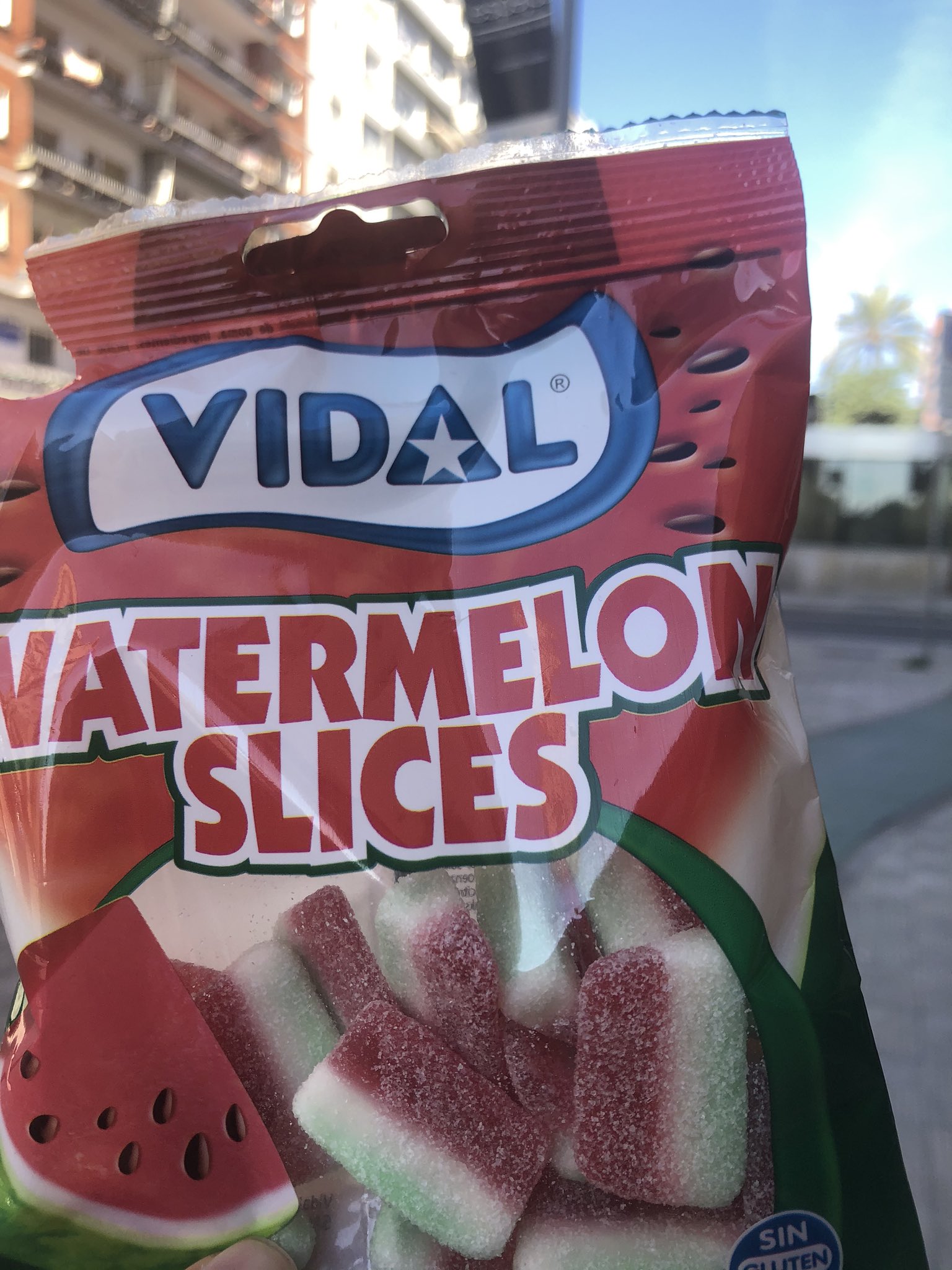 Aj Maletita スイカってウリ系全般大嫌いだけど 多少スイカの味するけど なんかクセになる味 結構好き 笑 酸っぱいやつついてんの 身体に悪いものは美味しい 身体に良いものも美味しいけどね 英語だからアメリカにもあるのかな たまにはいい