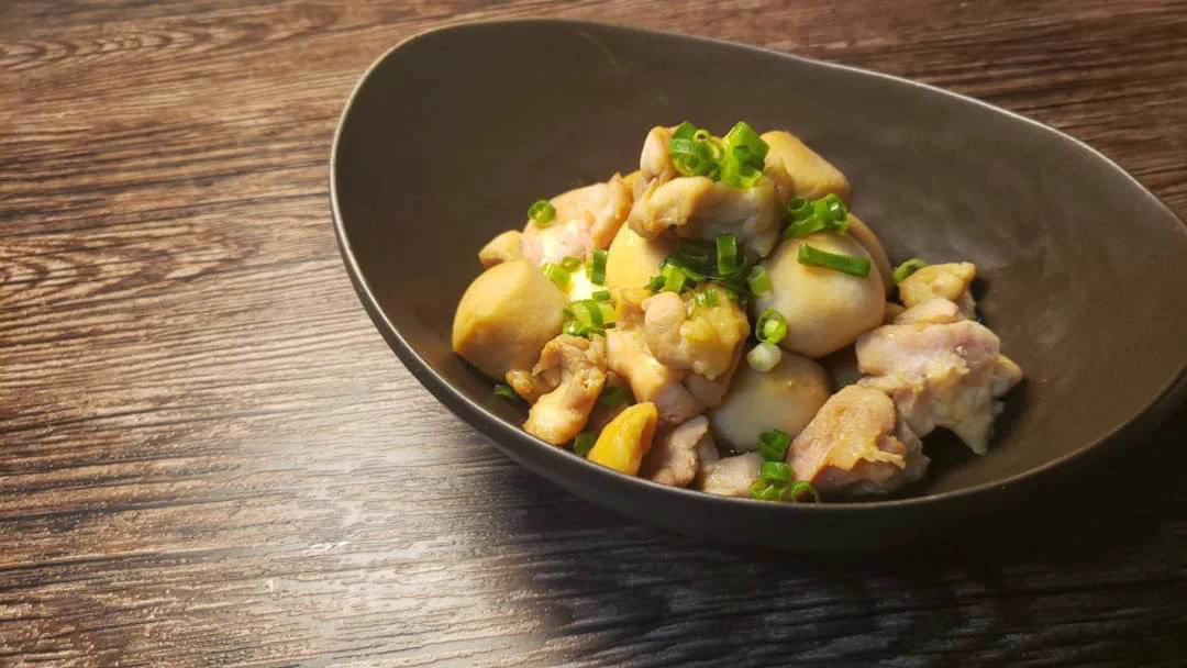 電子レンジで簡単調理！鶏肉と里芋の煮っころがしの作り方！