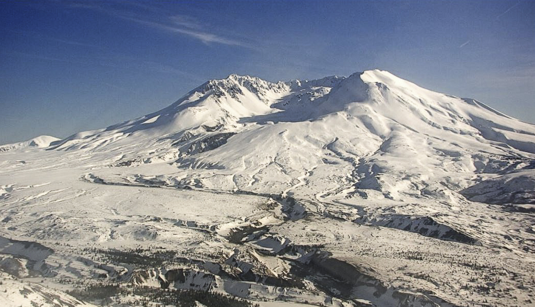 USGSVolcanoes's tweet image. Cascade Range #volcanoes at normal background levels of activity this week, ow.ly/5SuI50DXONg. Small EQs at Rainier, St. Helens, Hood, Newberry - all background levels. Field crews take advantage of good weather for a field day at #MountStHelens today. #VolcanoUpdate