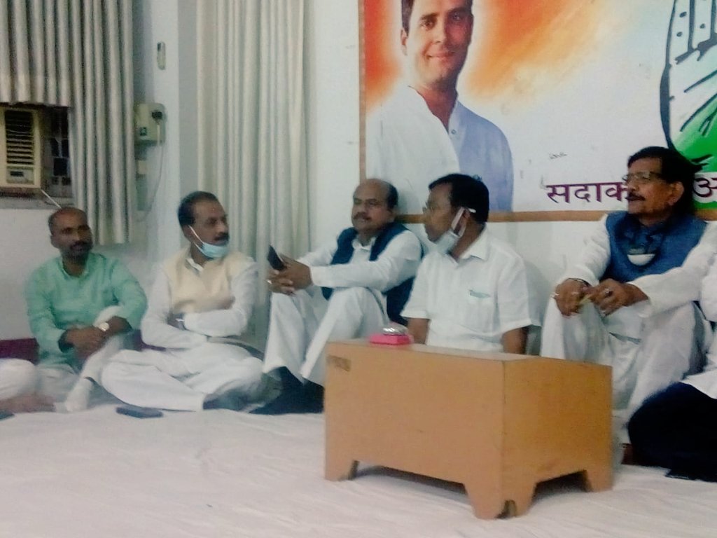 DrSamirKrSingh's tweet photo. लंबे समय तक  एन एस यू आई, युवक कांग्रेस में योगदान करने के पश्चात कांग्रेस संगठन में सक्रिय रूप से योगदान कर रहे प्रमुख़ साथियों के साथ बिहार प्रभारी @BHAKTACHARANDAS  जी ने बैठक कर पार्टी के कार्यक्रमों पर विमर्श किया और उनके साथ भोजन भी किया। https://t.co/nNiRuu9Wdu
