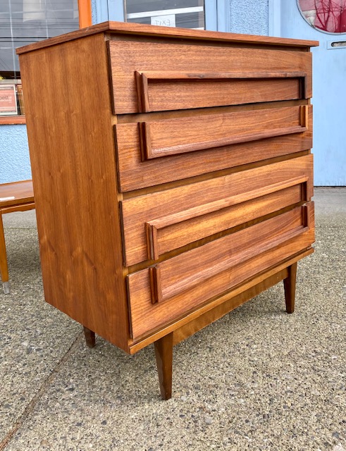 AtticTreasuresV's tweet photo. Vintage Walnut Dresser, Mid Century Modern, $599, L 34”, D 17”, H 37”  #forsale #vintagehome #home #homedesign #interiorstyling  #vintagedesign #spaceage #danishfurniture #decoration #designer #apartmenttherapy #shopsmall #modernart #sdecor #mcmfurniture https://t.co/hWP1VLEOPd