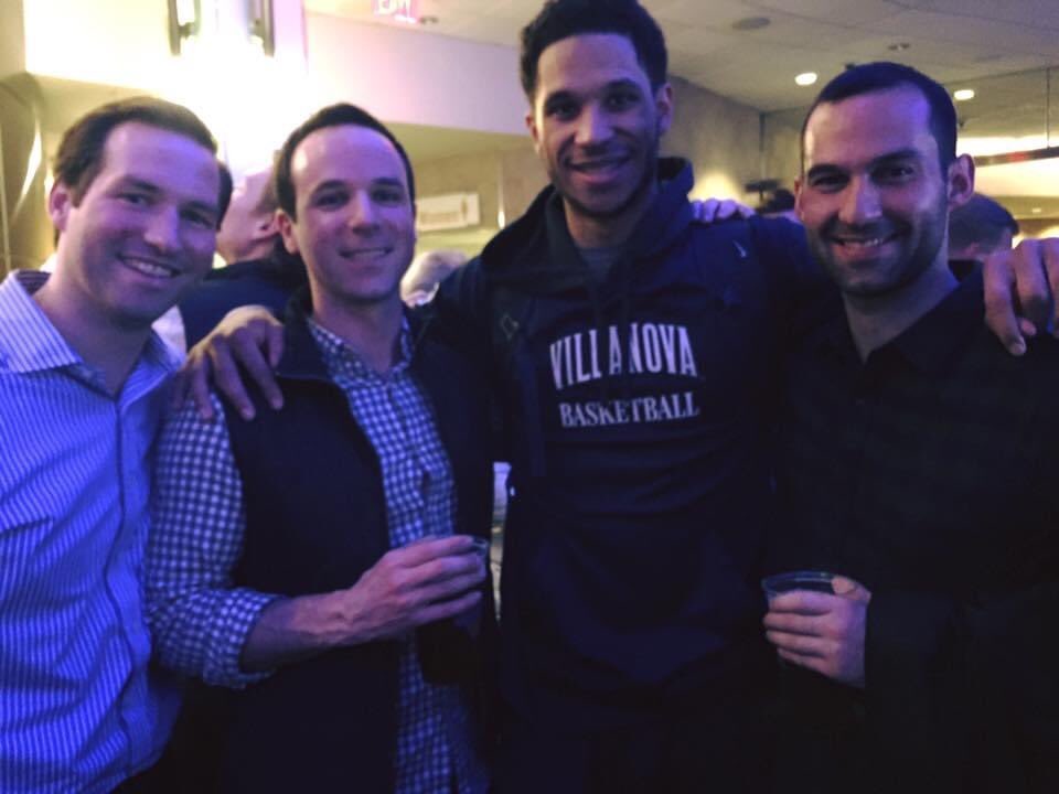 Airsal2's tweet photo. 5 years ago at #BigEastTournament @joshhart ✌️’s up https://t.co/EJCbTFEkkG