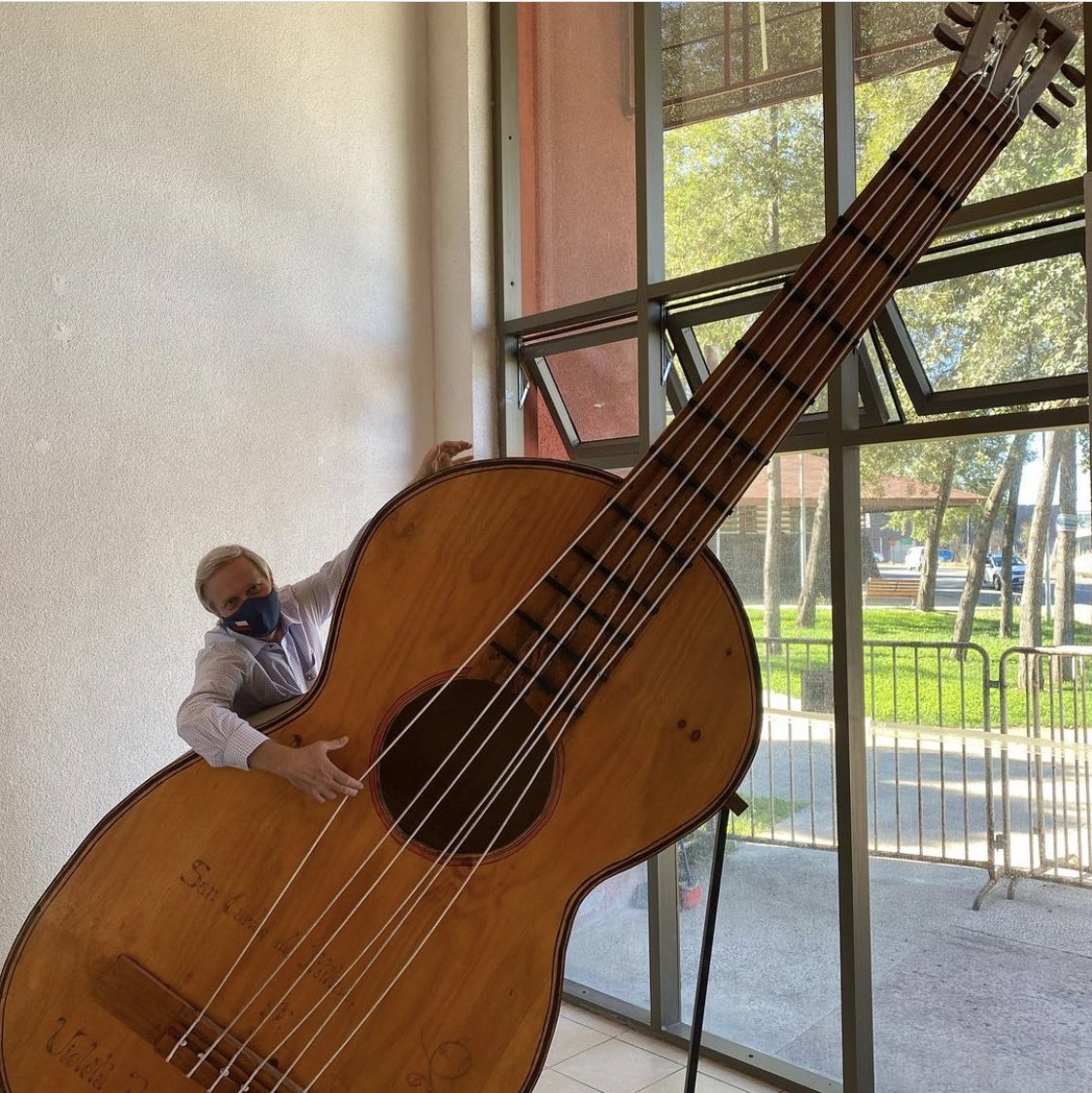 joseantoniokast's tweet photo. Otra cosa es con guitarra https://t.co/BIUYAZAbdV