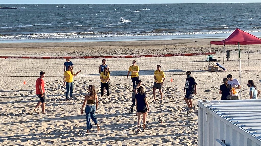 Hoy el <a href="/Cuc1991/">CUC</a> tuvo el placer de ser parte de la bienvenida a la generación  entrante de estudiantes <a href="/UCUoficial/">Universidad Católica</a> .
Lo hicimos como nos gusta, a puro deporte.
#fútbolmasculino #handball #basket #fútbolfemenino y se viene #remo y más...
La #vidauniversitariaucu es deportiva!