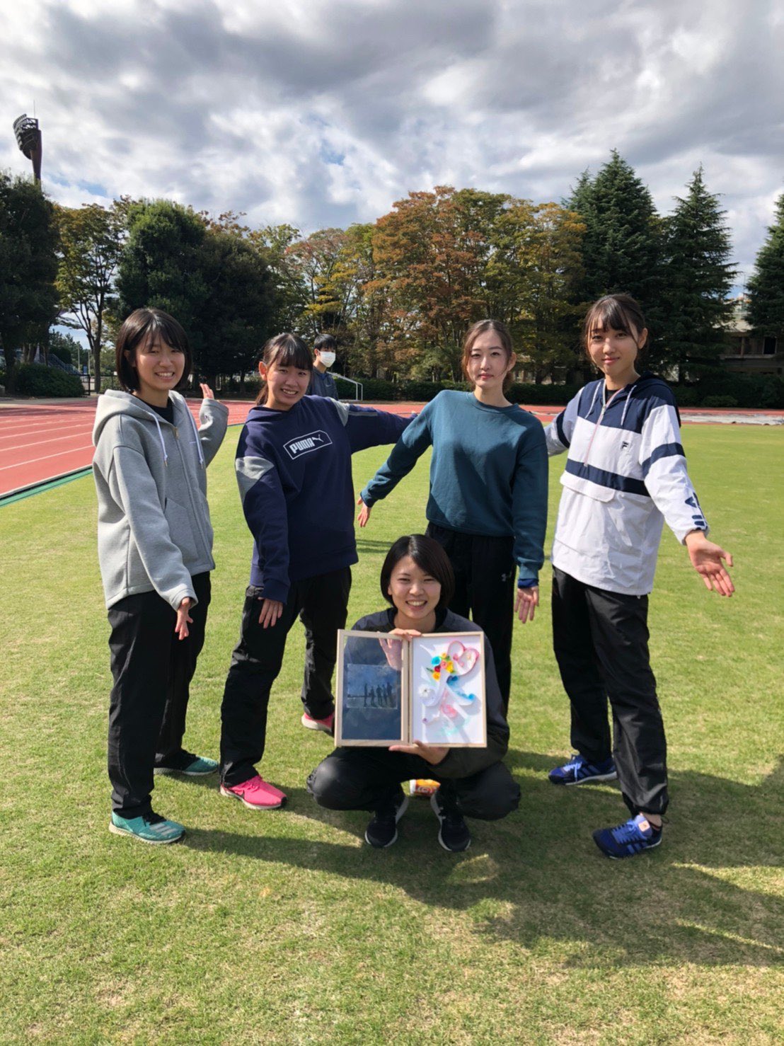 茨城大学陸上競技部 今日はマネージャーブロックを紹介します マネージャーブロックは現在 新3年生2人新2年生2人の計4人で活動してます タイム計測 ノートまとめ 大会時の記録まとめが主な活動です 現在 全体練習以外でも選手のために活動