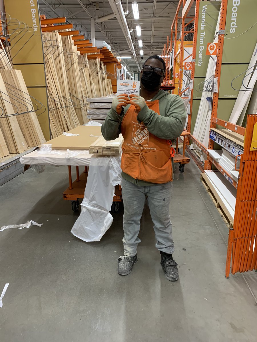 while walking by lumber I noticed the Ray D21/22 cutting straps off of some lumber with safety knife he had no idea i was watching but low n behold he was working safe 👏🏾👏🏾👏🏾@MickyMkt2370 @SasekMike @Kcheps810 @pooch9286 @nickz87_nick @nyyroro @patiaquinta @RacewayHD8465