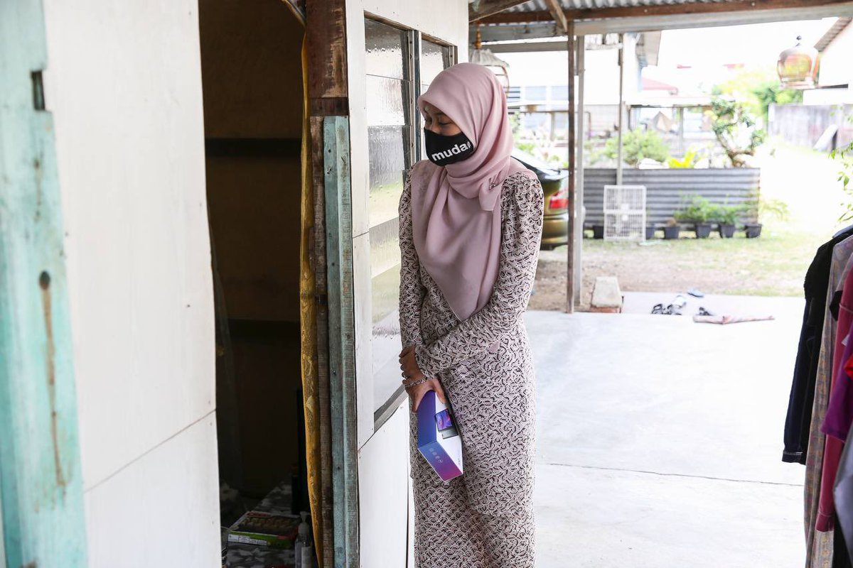 SyedSaddiq's tweet image. Providing school uniforms for children have become a privilege not all can afford. 

No child should be left behind in education. No child should be discriminated through birth lottery. 

Join thunderbold.co and help us provide uniforms in Muar Parliament.

#ThunderBOLD