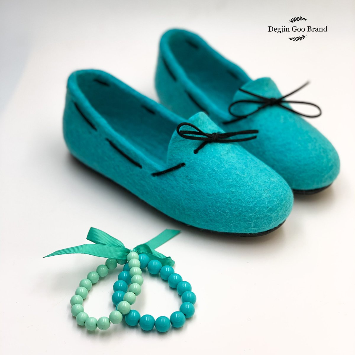 Өглөөний мэнд 🤗 
Энэ 2 загвар ижил байна уу. Миний хувьд шал өөр л харагдаж байна. Нэг нь бантиктай, нөгөө нь тойрсон үдээстэй. Яагаад гадны брэндтэй манайхыг харьцуулж хүний загвар хулгайлсан, ичдэггүйгээр нь дуудсаныг ойогосонгүй.