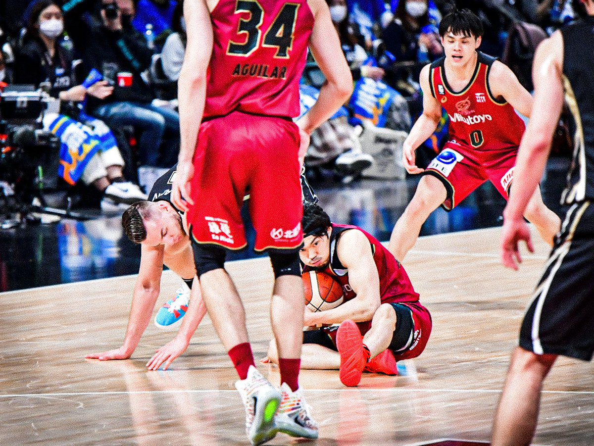 asamin_sport's tweet photo. 掴みたいものは、放さず渡さず、持ち帰ってくる男。
あと1つ。絶対に獲って帰ってくるさ！！！
#川崎ブレイブサンダース
#篠山竜青
#THE_CAPTAIN
#UN1TE
#BE_BRAVE https://t.co/uSFIhvfJrr
