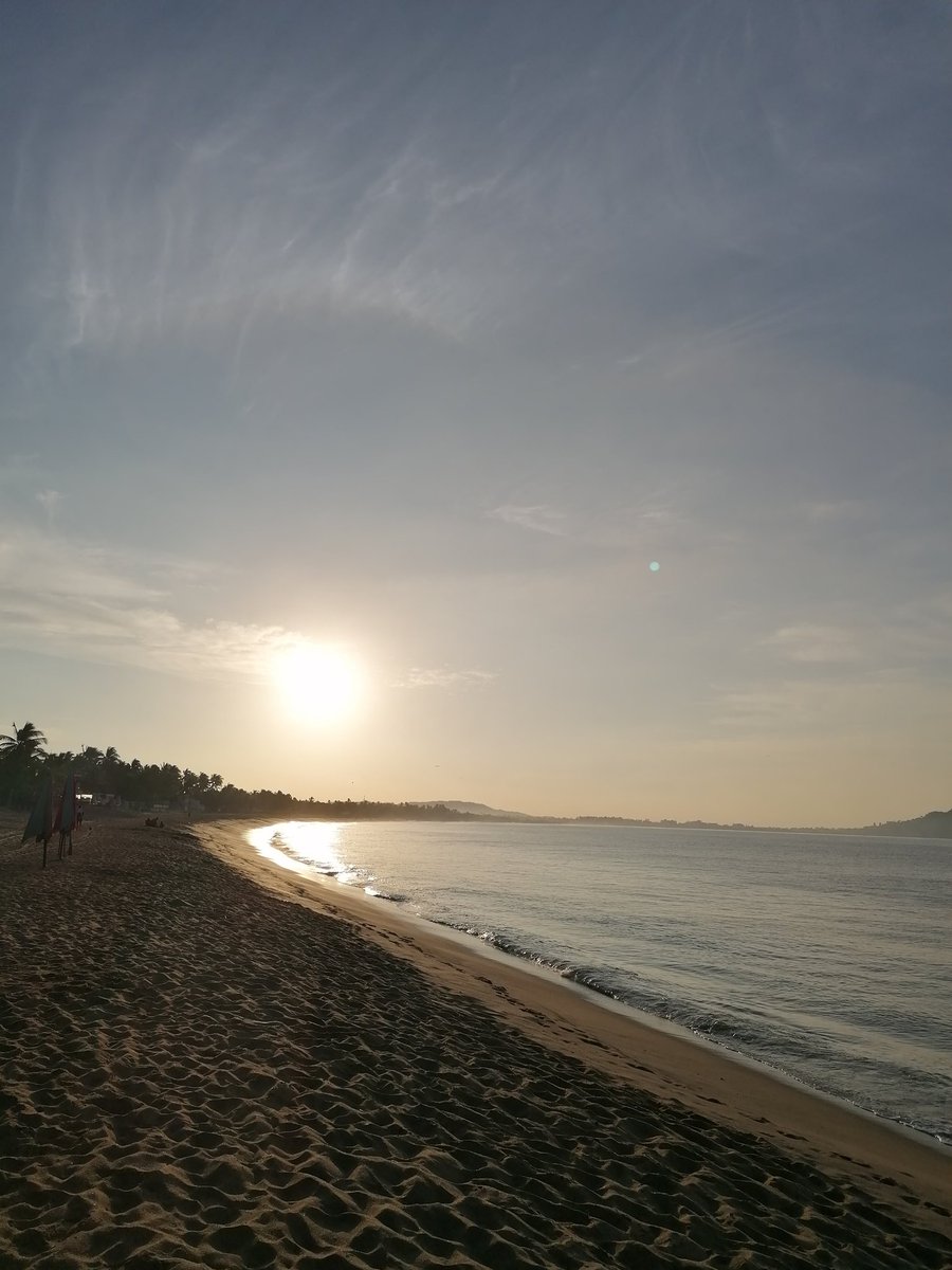 Les presento estos dos jóvenes enamorados: el Panthalásico, u océano primordial, con unos 4 mil millones de años (le llaman Pacífico). La jovencita de atrás es la estrella que le ilumina su vida; es un poco mayor, con 5 mil millones de años. Tuvieron un hijo...vida le llaman.