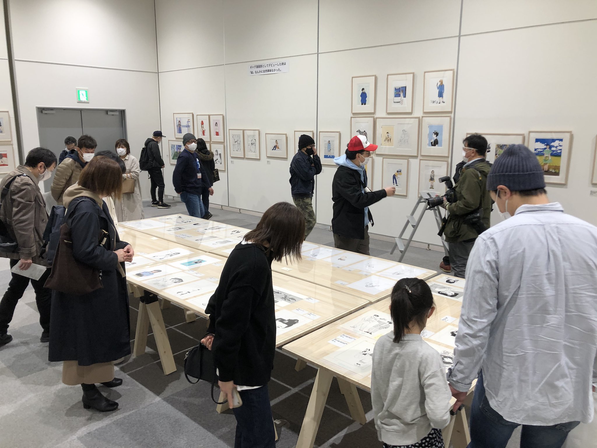阿部康 開幕しました 朝からたくさんご来館頂いています 彼女展 江口寿史 T Co R1mickaixr Twitter