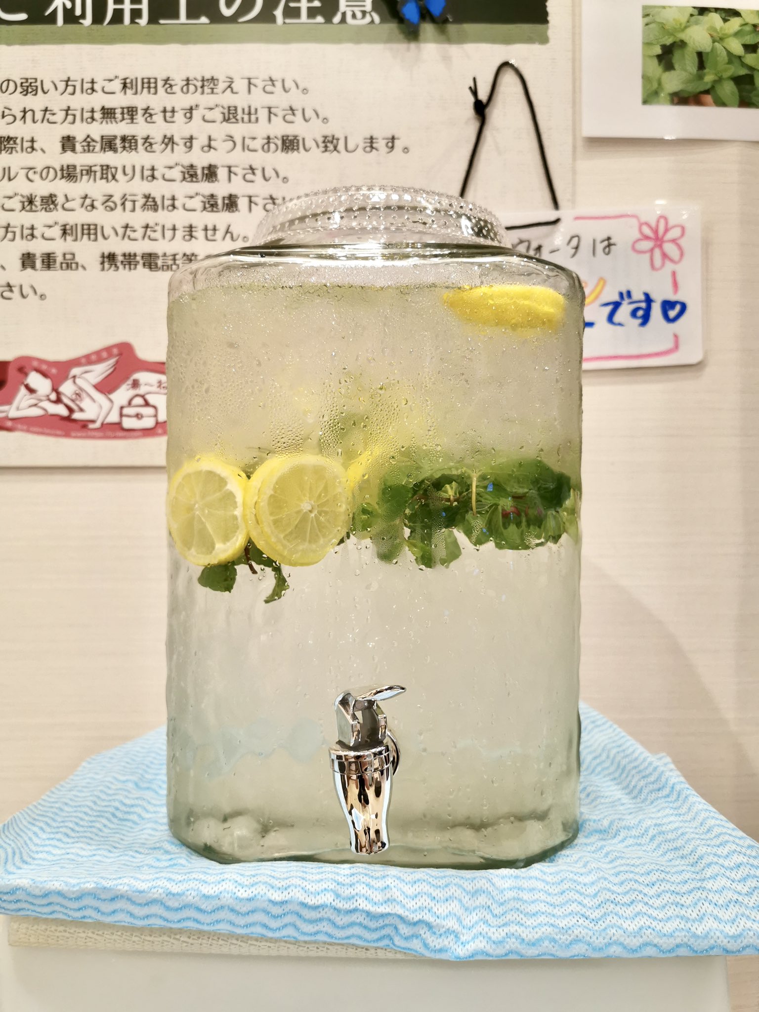 天然温泉 湯 ねる 公式 本日のデトックスウォーター 岩盤浴コーナーにてデトックスウォーターサーバーを設置しております 本日は ミント Amp レモン 手作りのポップでおもてなし 湯 ねる 湯ーねる やたら漫画がある天然温泉