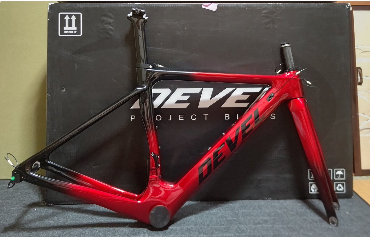 Makoto_bianchi's tweet image. #DEVELProjectJPN
#金子大介@Kaneko158cm

パーツは揃えてないけど、とりあえず開封の儀
エアロフレームは初なので所有のアルテグラ以外はどんなパーツがいいかな〜