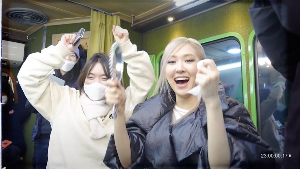 ทุกคนนน!! เรามีเวลาถึงเที่ยงเพื่อทำลายสถิติศลปเดี่ยว Kpop ยอดวิว 24 ชม แรกสูงสุด (Psy 38.4 ล) เราจะ 36 ล ละ อีก 3 ชั่วโมงขอ 2.5 ล้าน😾 สู้กันทุกคน เราทำมาดีมากแล้ว อีกนิด น้องโหนสลิงวิ่งฝ่าระเบิดขนาดนั้น🤧😆🐼 #ROSÉ  #OnTheGround  <a href="/BLACKPINK/">BLACKPINKOFFICIAL</a>