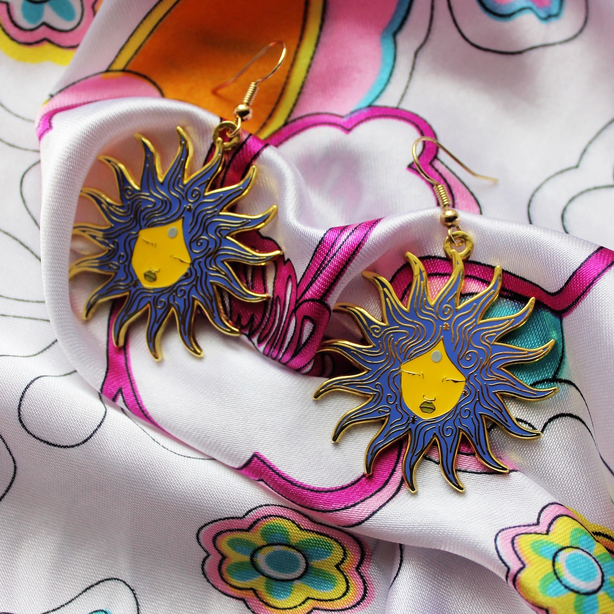 lalasdreambox's tweet photo. Hey guys! super excited to share my new earrings I just got madeee! If you'd like a pair! They are available in my shoppppp https://t.co/oKNHg3Z4wf ✨😱💕 #art #earrings #illustration #drawing https://t.co/6E3vVWMswJ