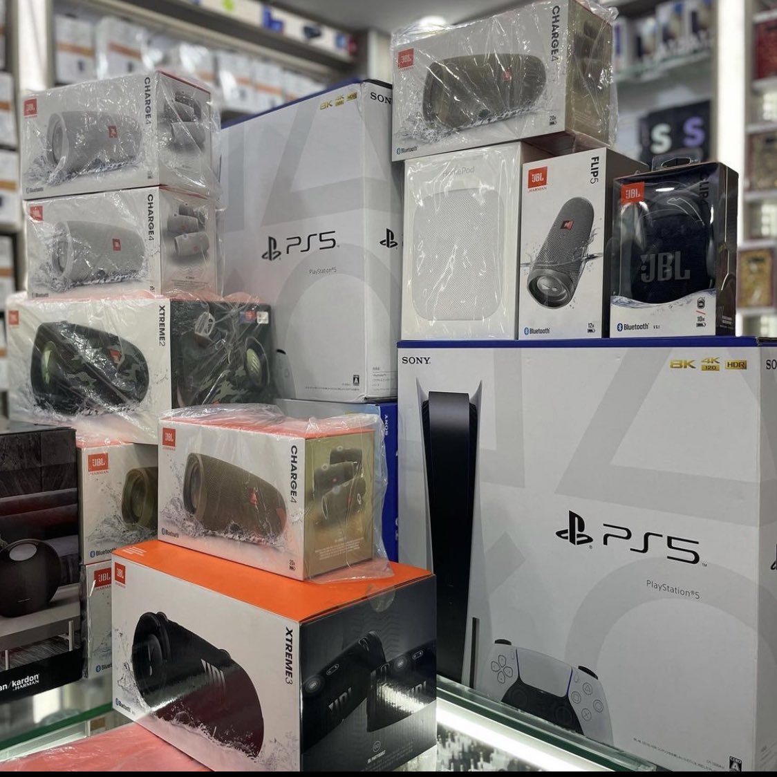 It’s a weekend and it’s all about vibes and with <a href="/ajtech_storeug/">AJ Tech Store</a>  we got all your favorite speakers at the store. Feel free to pass by and get yourself any of your choice at an affordable price 
Location is Kooki Towers level 5 shop no 503
#AJTechStoreUg