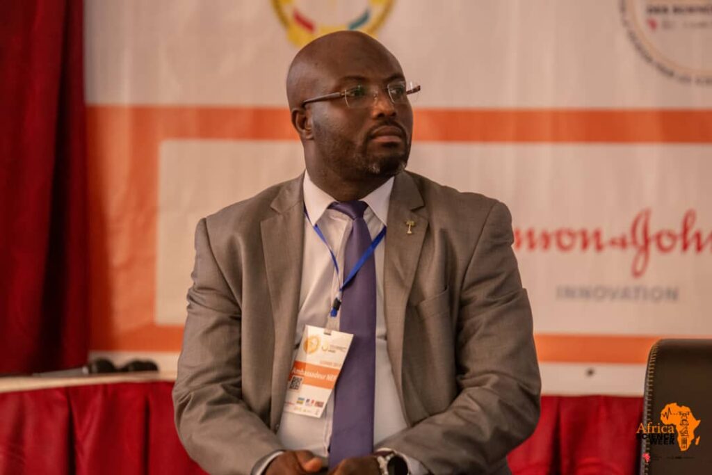 👏👏Félicitations au Dr <a href="/Alfa_kabi/">Alpha Kabinet KEITA</a>, lauréat du #NEF en #Guinee. Lui et son équipe ont produit le génome complet du virus #Ebola. Une avancée majeure pour la validation des thérapies et des outils diagnostic. Lisez l'étude complète sur <a href="/virological_org/">Virological Posts</a>!

virological.org/t/guinea-2021-…