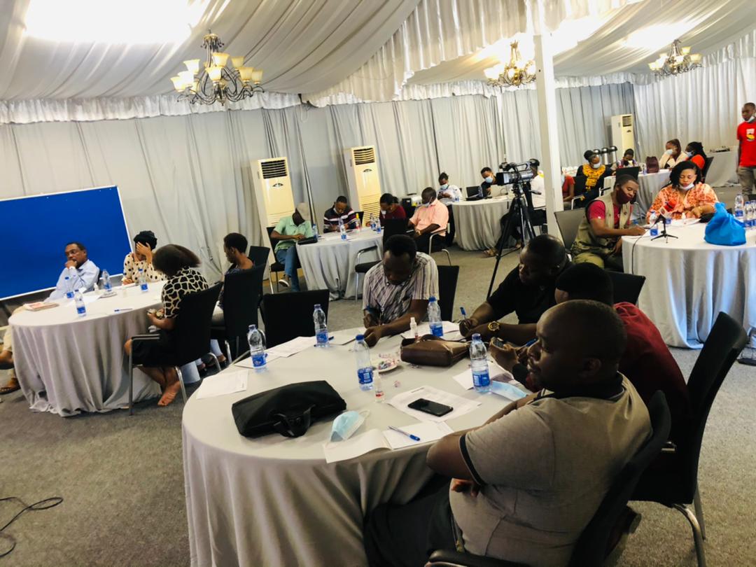 JohnieZeBest's tweet photo. "Matumizi ya Sheria ya ajira na mahusiano kazini imekuwa ikisimamia na kutatua unyanyasaji makazini au Kuzuia viashiria vya unyanyasaji." - Muwezeshaji
#JournalistTraining | #ILOC190 https://t.co/cvGJjvHQwd