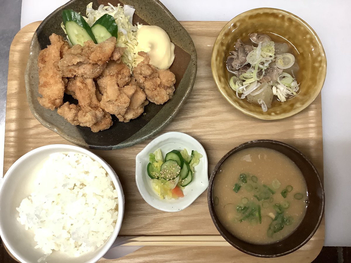くしかんざし 昼めしメニュー紹介 鶏ももからあげで昼めし 税込0円 揚げたてあつあつからあげにご飯 味噌汁 お漬物 小鉢は日替り からあげって無性に食べたくなりますよね ๑ ๑ 焼き鳥屋でランチ 焼き鳥屋で昼めし くしかんざし海老名店
