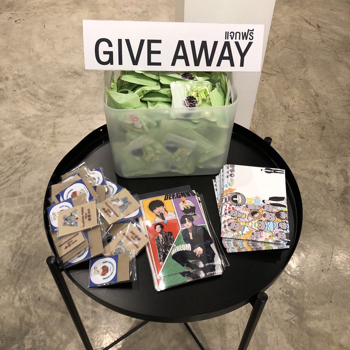 DeepSoul106's tweet photo. D-Day !!!! Deep Soul 106 let’s get it 💚
มาถ่ายรูปกันเยอะๆนะคะ สามารถรับ giveaway ได้จุดใกล้ๆโต๊ะ staff นะคะ 
⭐️ อย่าลืมวัดอุณหภูมิและลงทะเบียนที่จุดลงทะเบียนด้วยนะจ้ะ 
#DeepSoul106 #JB #GOT7 

special thank giveaway from @atrwjeab @defwoodz6556 @ibaaatri_shop @MLYNJ1712 https://t.co/ZdLJRpYrr6