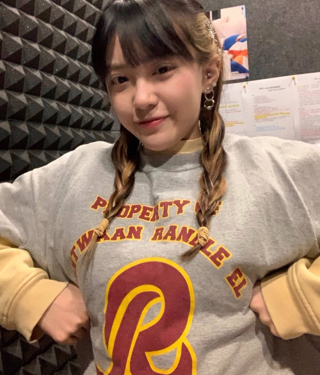 WangSiyuBrasil's tweet photo. [#JANEGRAM] 13.03.21 || Atualização no Instagram da Jane! Ela está linda com esse novo cabelo não é?! 🥺
Podemos ver uma verdadeira blink com o álbum solo da Jennie na última foto! 😅🌻

#JaneWang #WangJane #WangSiyu #BabyMonsters #Baemon #YGNGG https://t.co/1QHYD64eet